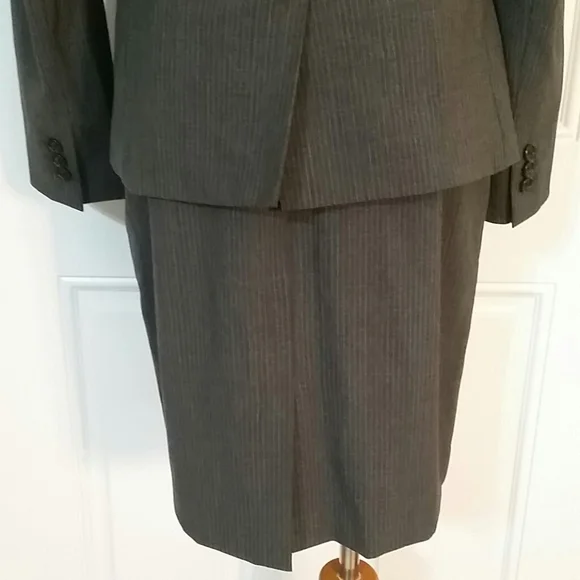 Banana Republic sizes: Jacket 6. Skirt 4 - Picture 8 of 16